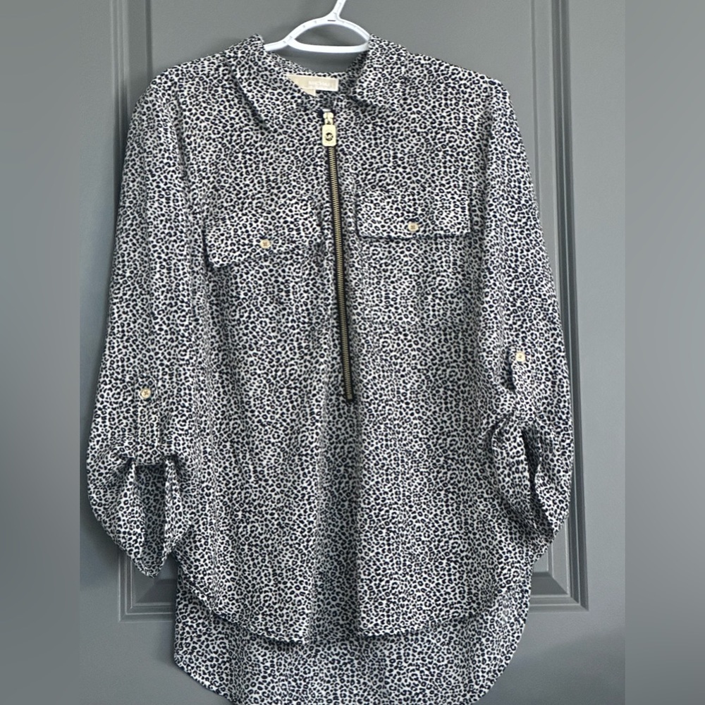 Cheetah print blouse very soft and combining long zipper to adjust you neckline